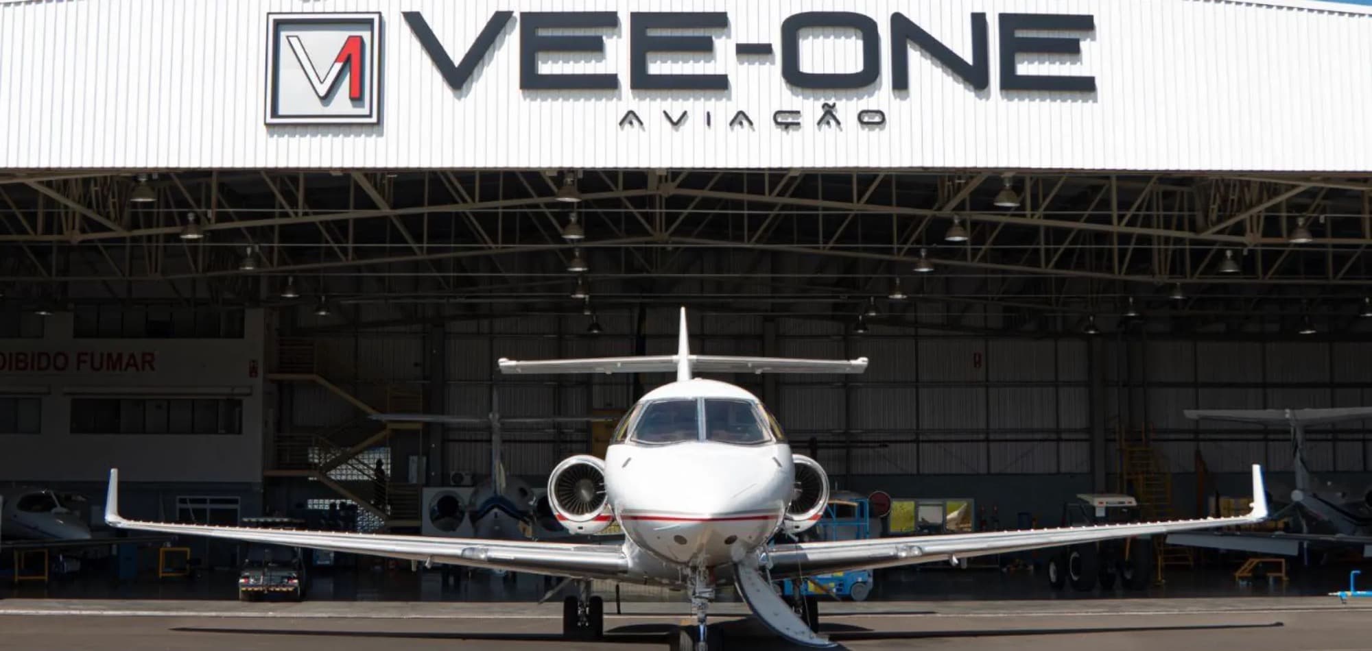 Jato Hawker 800 XPi em frente ao hangar da Vee One em Jacarepaguá, foto publicada no site da empresa